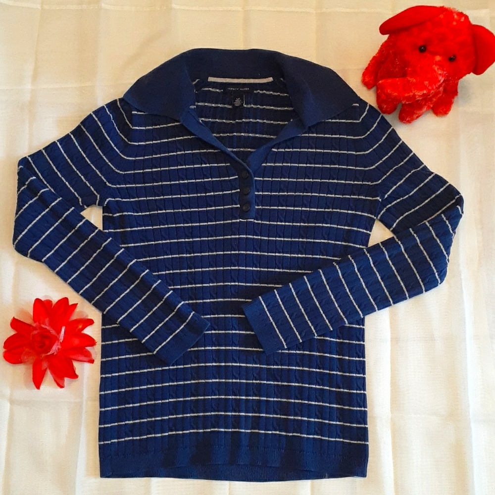 Long sleeves, stretchy fabric, slim fit.